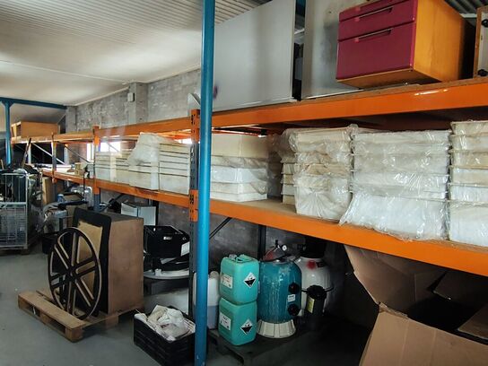 Lagerreol uden indhold