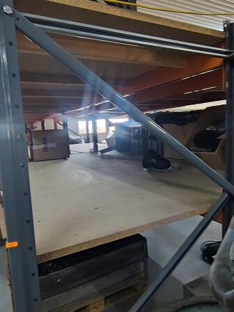 Lagerreol uden indhold