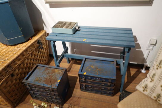 2 stk. stole, bænk, 2 stk. metalkasser samt beholder