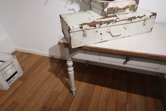 2 stk. metalkasser, bord m.m.