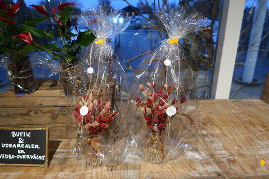 2 stk. buketter i vaser