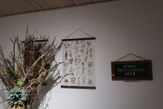 2 stk. metalkasser, bord m.m.