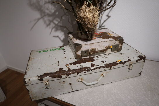 2 stk. metalkasser, bord m.m.