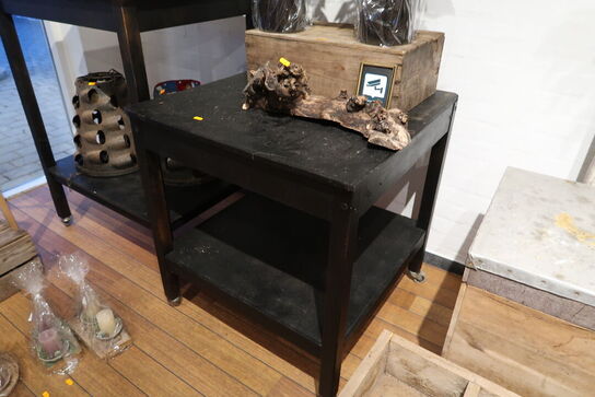 Bord uden indhold samt trækasse