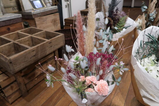 2 stk. buketter i vaser