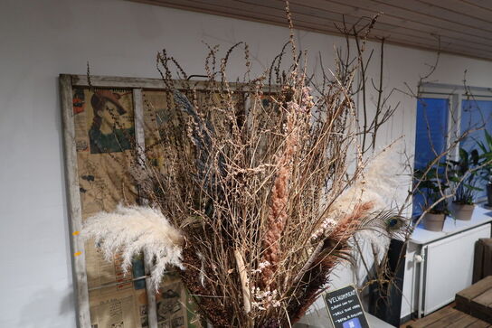 Spand med tørrede blomster