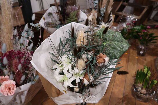 2 stk. buketter i vaser