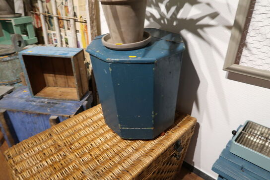 2 stk. stole, bænk, 2 stk. metalkasser samt beholder