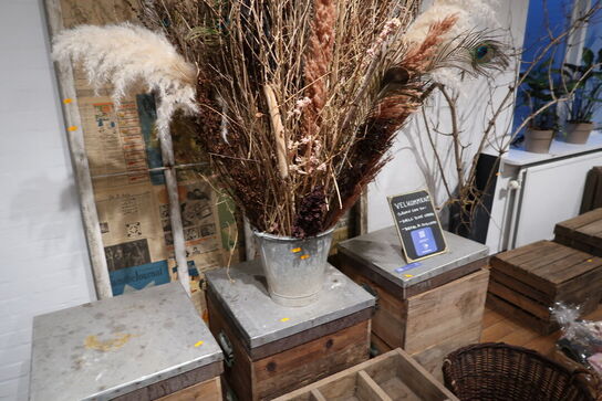 Spand med tørrede blomster