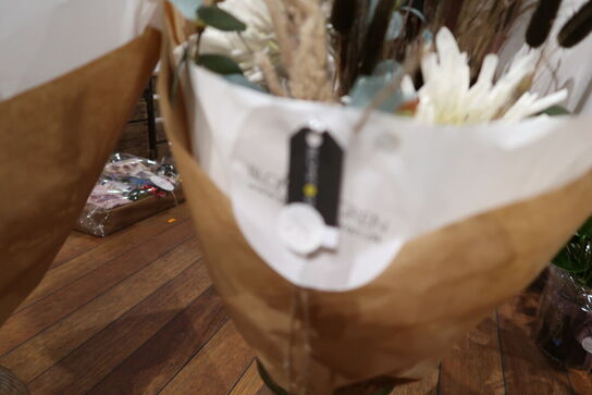 2 stk. buketter i vaser