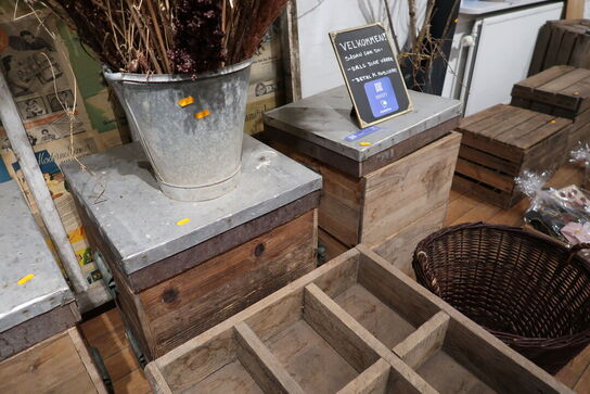 3 stk. butiksinventar