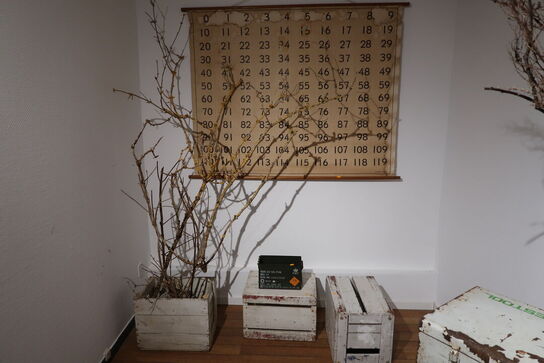 3 stk. trækasser, taltavle m.m.