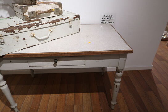 2 stk. metalkasser, bord m.m.