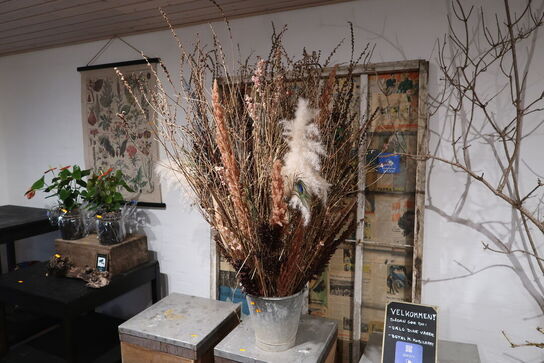 Spand med tørrede blomster