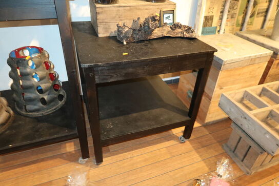 Bord uden indhold samt trækasse