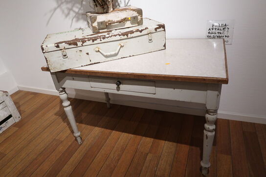 2 stk. metalkasser, bord m.m.