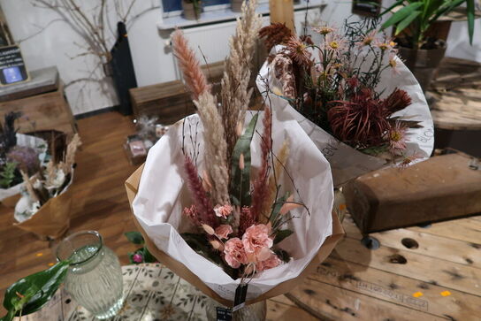 2 stk. buketter i vaser