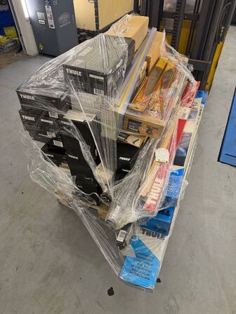 Palle med Fodsæt & tagbøjler THULE - Cirka 100 stk. - Kostpris 9.000 kr. ex. moms