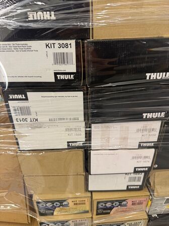 Palle med Fodsæt & tagbøjler THULE - Cirka 100 stk. - Kostpris 9.000 kr. ex. moms