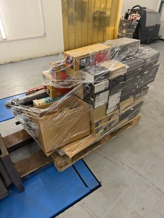 Palle med Fodsæt & tagbøjler THULE - Cirka 100 stk. - Kostpris 9.000 kr. ex. moms