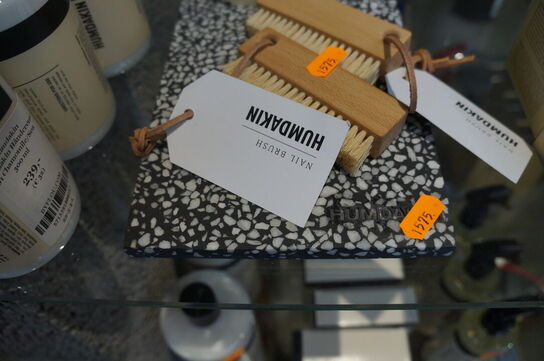 Neglebørster, tandpasta, m.v. HUMDAKIN