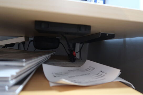 El. hæve/sænke skrivebord samt kontorstol