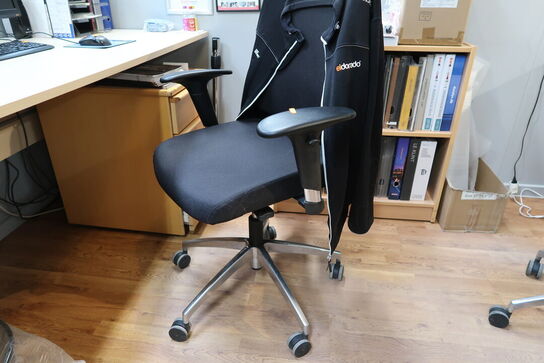 El. hæve/sænke skrivebord samt kontorstol