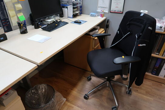 El. hæve/sænke skrivebord samt kontorstol