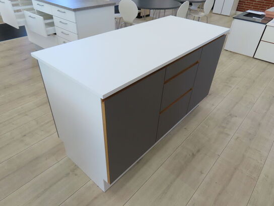 Fritstående Ø med 3 skuffer med fuldt udtræk og soft close og et skab