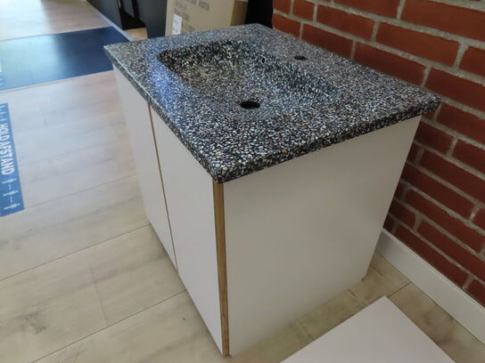 Badeværelses arrangement - 2 stk. låger og KUMA vask