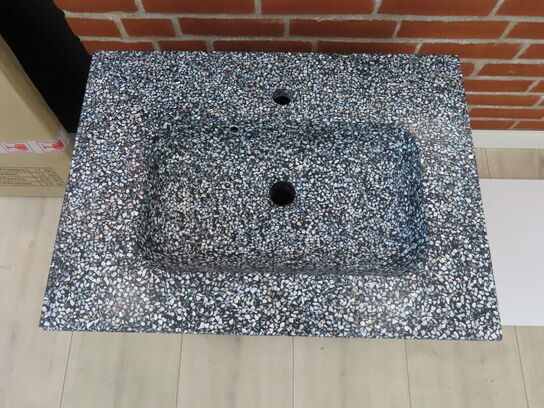 Badeværelses arrangement - 2 stk. låger og KUMA vask