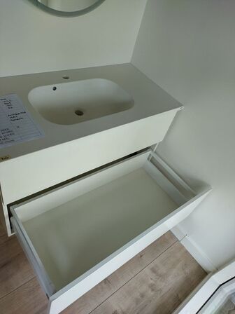 Badeværelses arrangement - 2 stk. skuffer med fuldt udtræk og soft close og KUMA vask