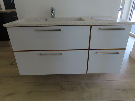 Badeværelses arrangement - 4 stk. skuffer med fuldt udtræk og soft close og KUMA vask og armatur