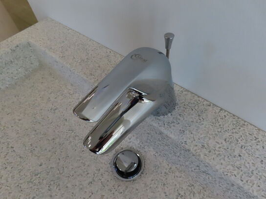 Badeværelses arrangement - 4 stk. skuffer med fuldt udtræk og soft close og KUMA vask og armatur