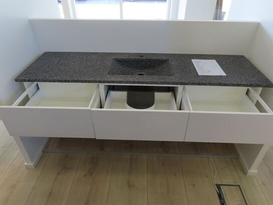 Badeværelses arrangement - 6 stk. skuffer med fuldt udtræk og push/soft close og KUMA vask