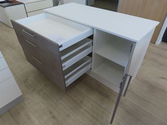 Fritstående Ø med 3 skuffer med fuldt udtræk og soft close og et skab