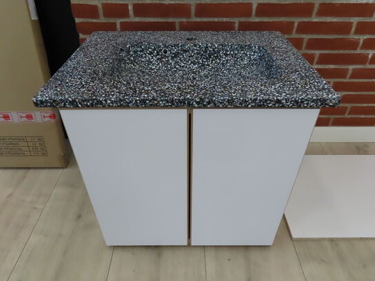 Badeværelses arrangement - 2 stk. låger og KUMA vask