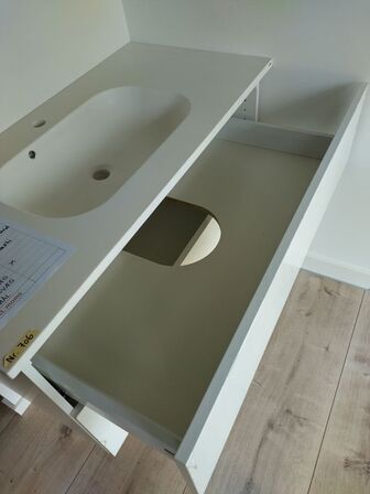 Badeværelses arrangement - 2 stk. skuffer med fuldt udtræk og soft close og KUMA vask