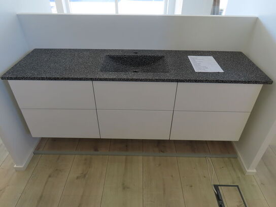 Badeværelses arrangement - 6 stk. skuffer med fuldt udtræk og push/soft close og KUMA vask