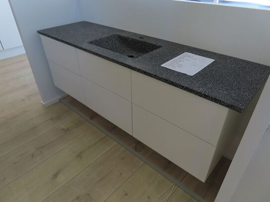 Badeværelses arrangement - 6 stk. skuffer med fuldt udtræk og push/soft close og KUMA vask