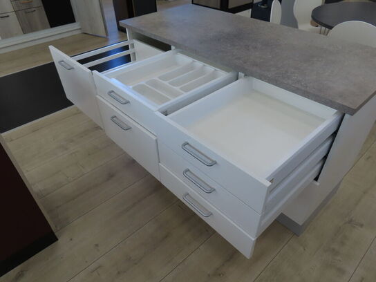 Fritstående Ø med 9 skuffer med fuldt udtræk og soft close