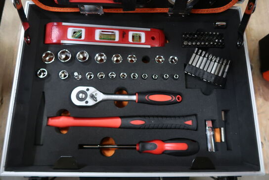 Værktøjskuffert med indhold 
