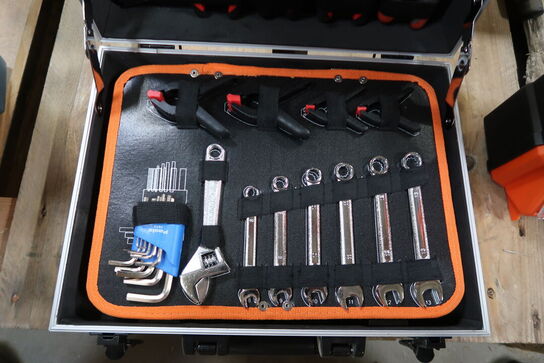 Værktøjskuffert med indhold 