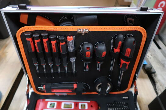 Værktøjskuffert med indhold 