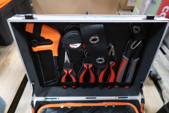Værktøjskuffert med indhold 