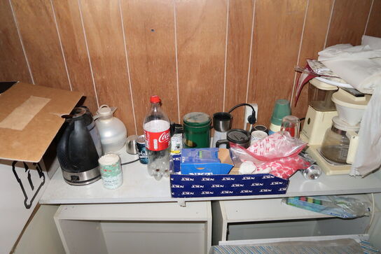 Div. Varelager, kaffemaskine MOCCAMASTER, køleskab m.m. (alt skal medtages)