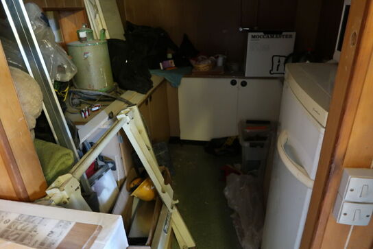 Div. Varelager, kaffemaskine MOCCAMASTER, køleskab m.m. (alt skal medtages)