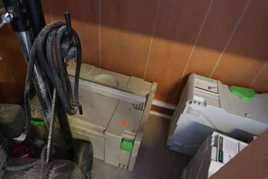 Lagerreol med indhold, div. Varelager, høvl, værktøjskasser m.m. (alt skal medtages)