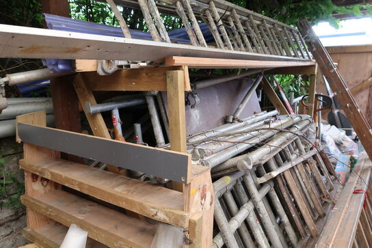 Div. Stiger, varelager, stilladsdele JUMBO, palleløfter m.m. (alt skal medtages)