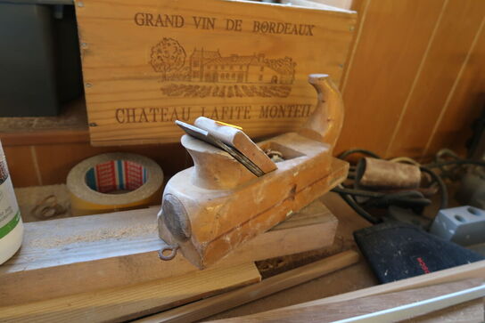 Lagerreol med indhold, div. Varelager, høvl, værktøjskasser m.m. (alt skal medtages)